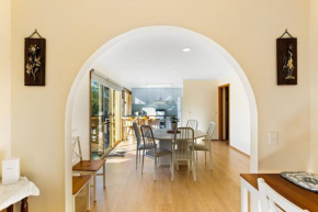 Retro Beach Bungalow - Stroll to the Esplanade